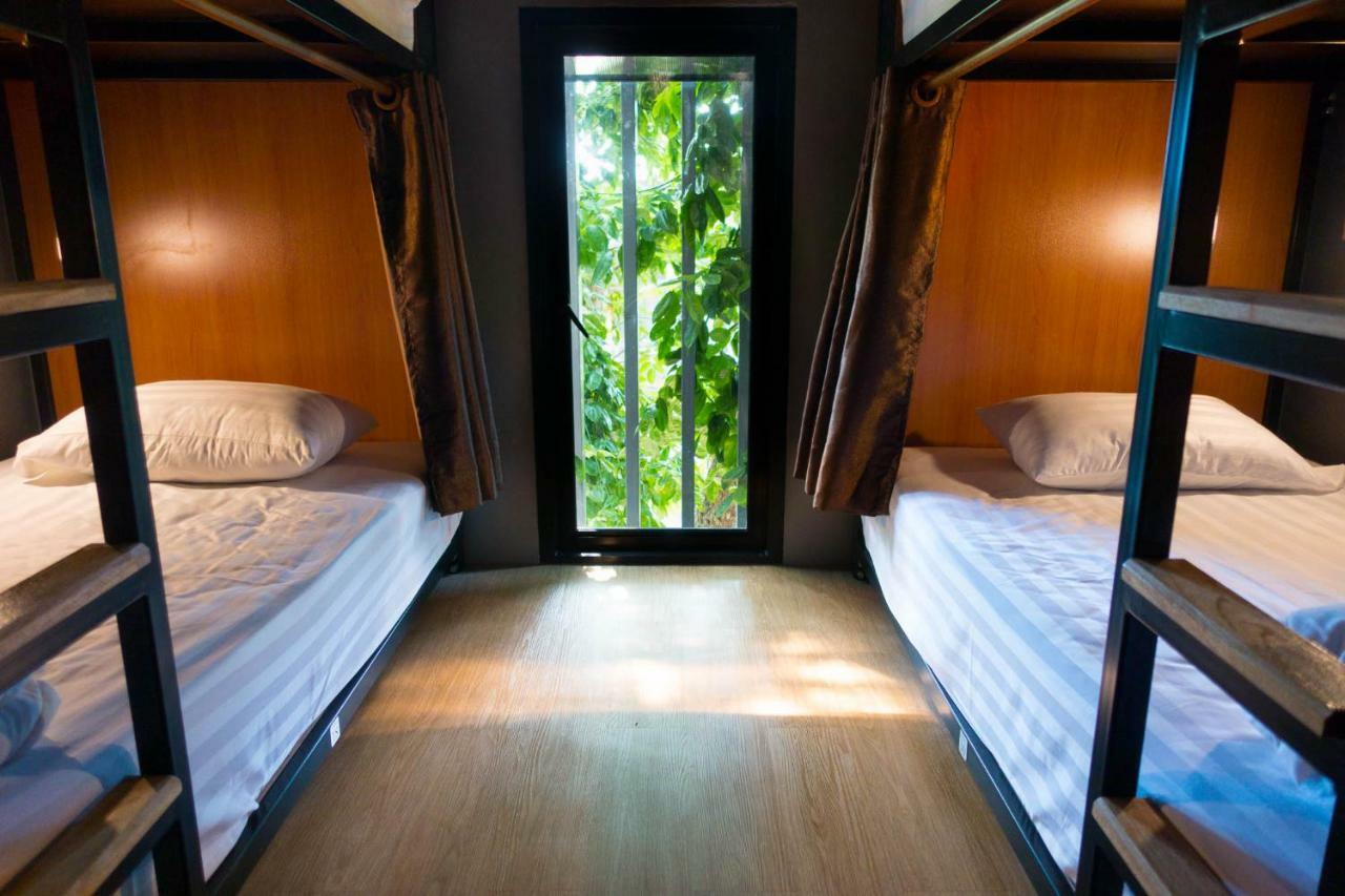 Comfy Bed Hostel (Adults Only) Бангкок Экстерьер фото